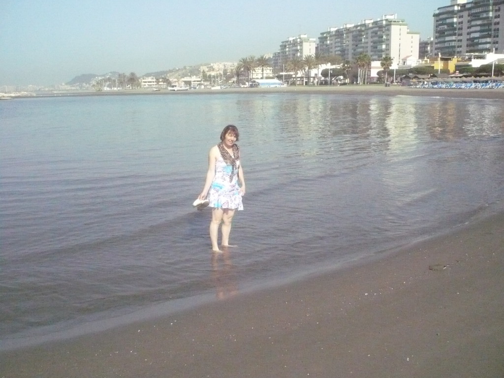 Я гуляю босыми ногами в море