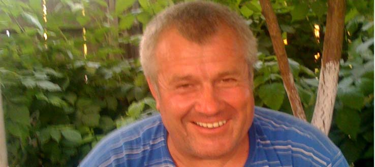 Коля с грустной улыбкой на лице
